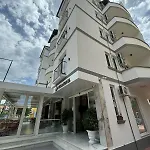 Star & Restaurant شقة غوليم