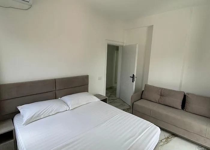 Star & Restaurant * Golem (Tirana)