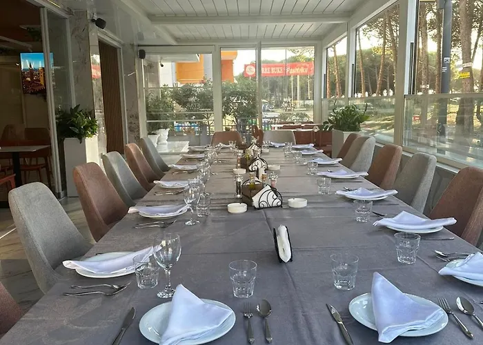 Star & Restaurant Lejlighed Golem (Tirana)